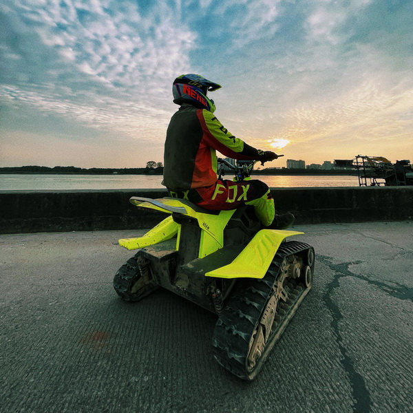 Suure pöördemomendiga 72 V elektriline ATV kahe roomiku ja kahe mootoriga ekstreemsete tingimuste jaoks